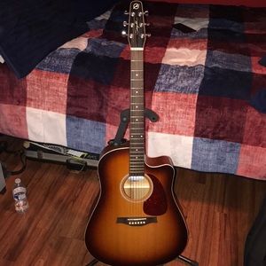 Selling seagull guitar 6 strings.